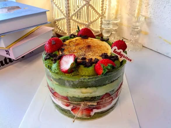 8 Inch Strawberry Matcha Brûlée Cake / 8寸草莓抹茶布蕾蛋糕
